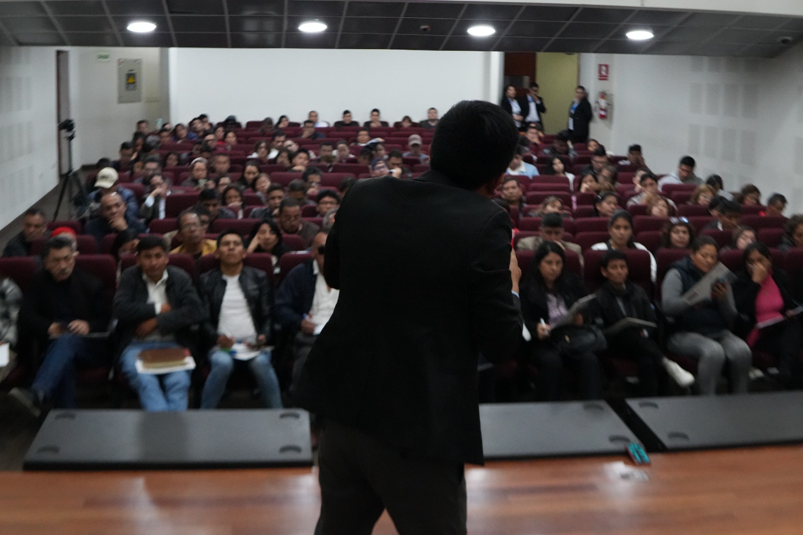 JeanPaul Campos capacitando en un auditorio lleno