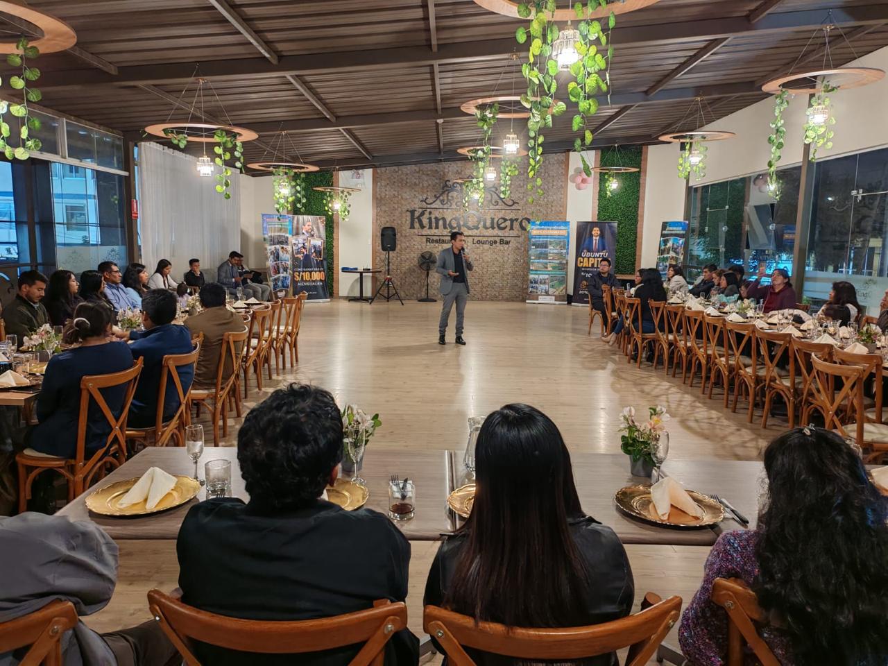 Asesores haciendo networking en un evento de bienes raíces